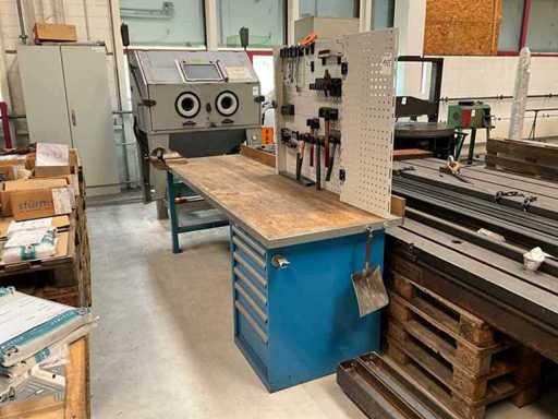 Werkbank mit Schraubstock